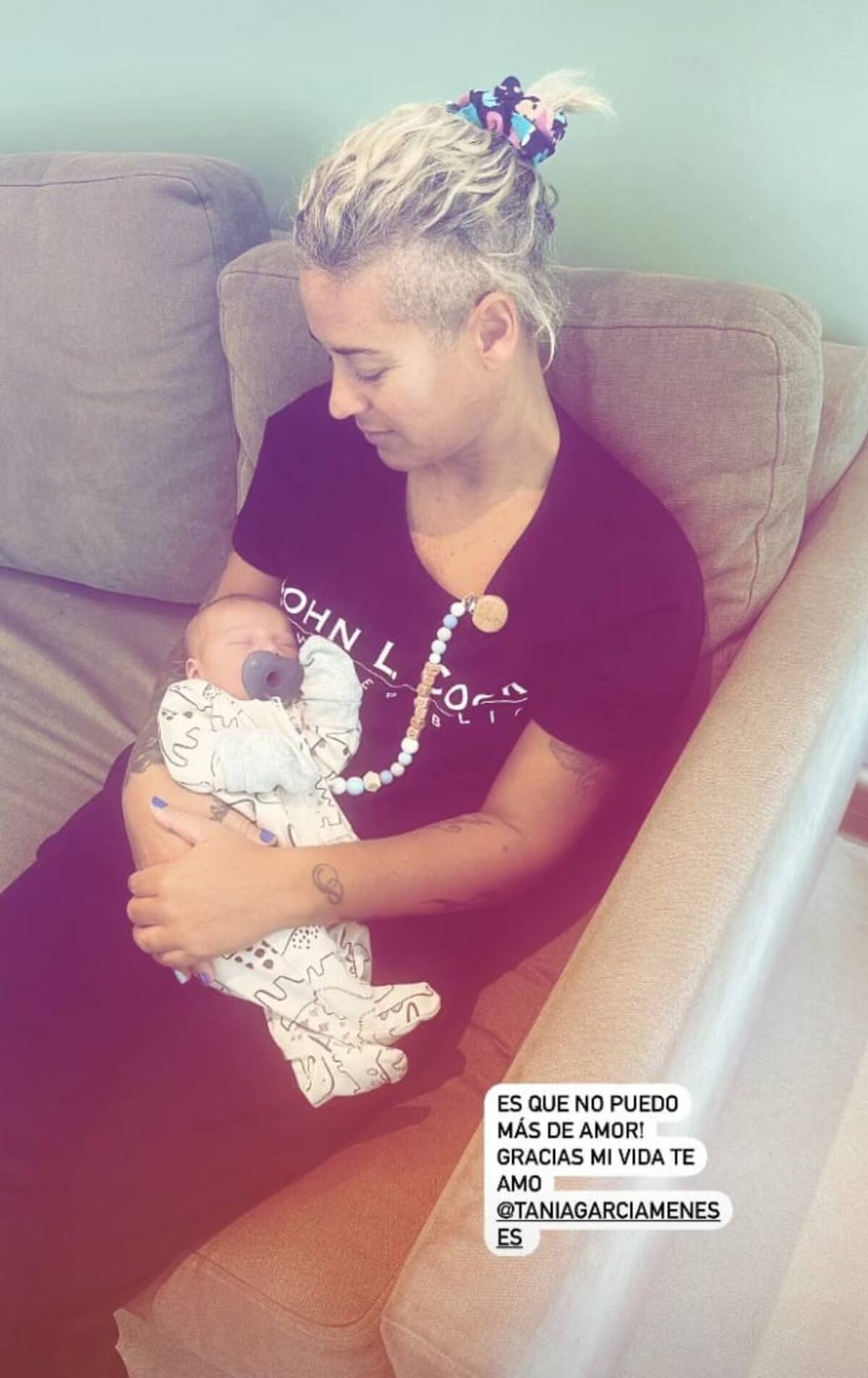 Tanía García con el bebé en sus brazos. Créditos: Instagram