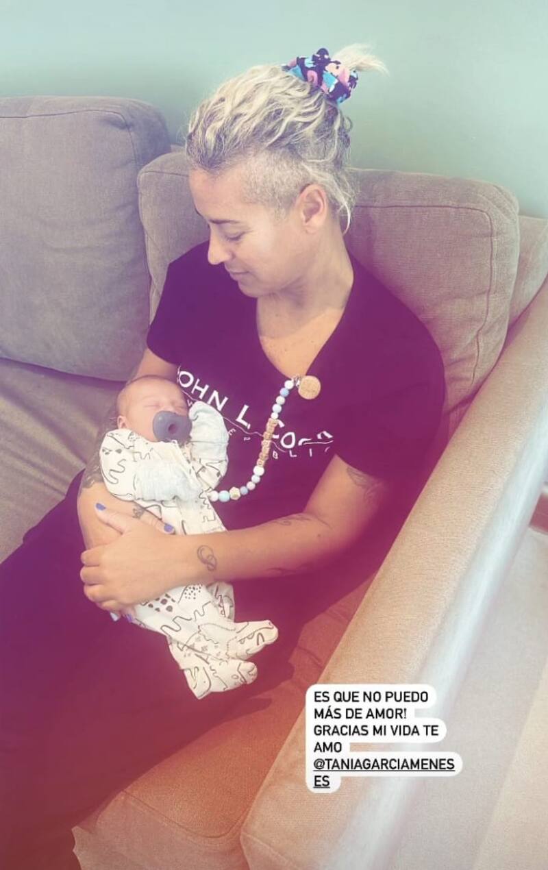 Tanía García con el bebé en sus brazos. Créditos: Instagram