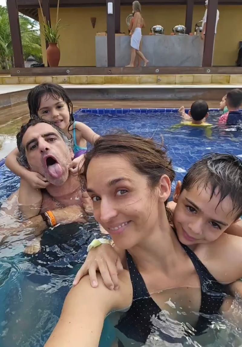 María José Bello y Mauricio Pichara junto a sus hijos. Foto: Instagram.