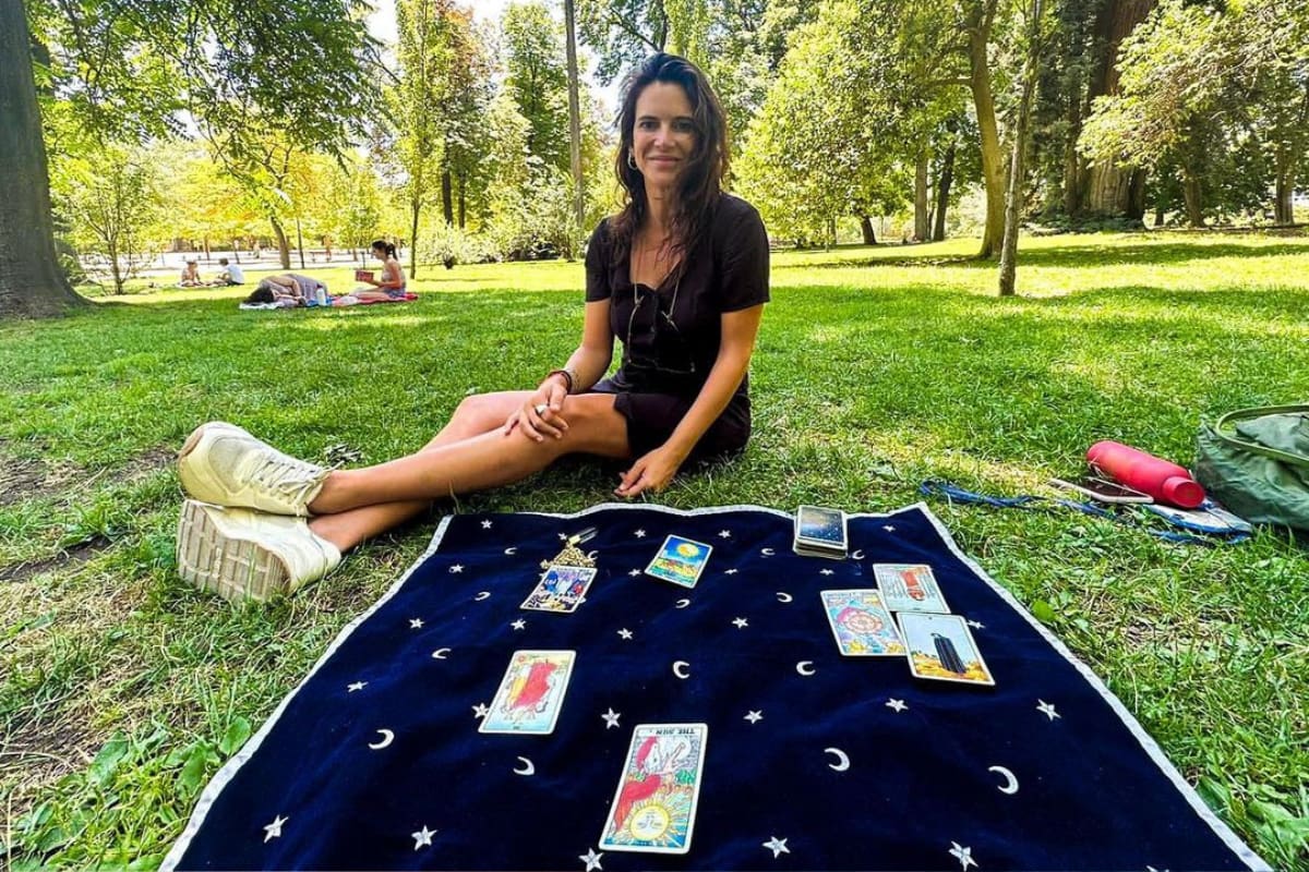 hace cursos de lectura de tarot por Zoom.