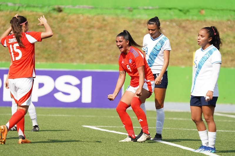 María José Urrutia marcó un espectacular golazo de chilena ante Guatemala. Foto: FFCh.