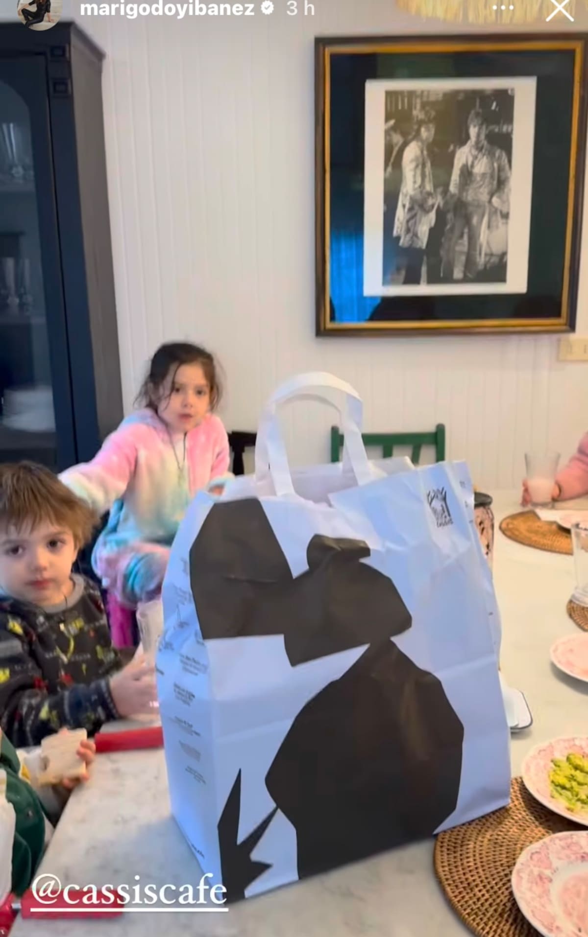 La animadora celebró la Pascua con sus hijos.