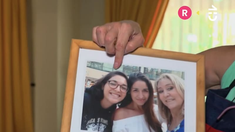 El cuadro que mantiene junto a sus queridas hijas / CHV