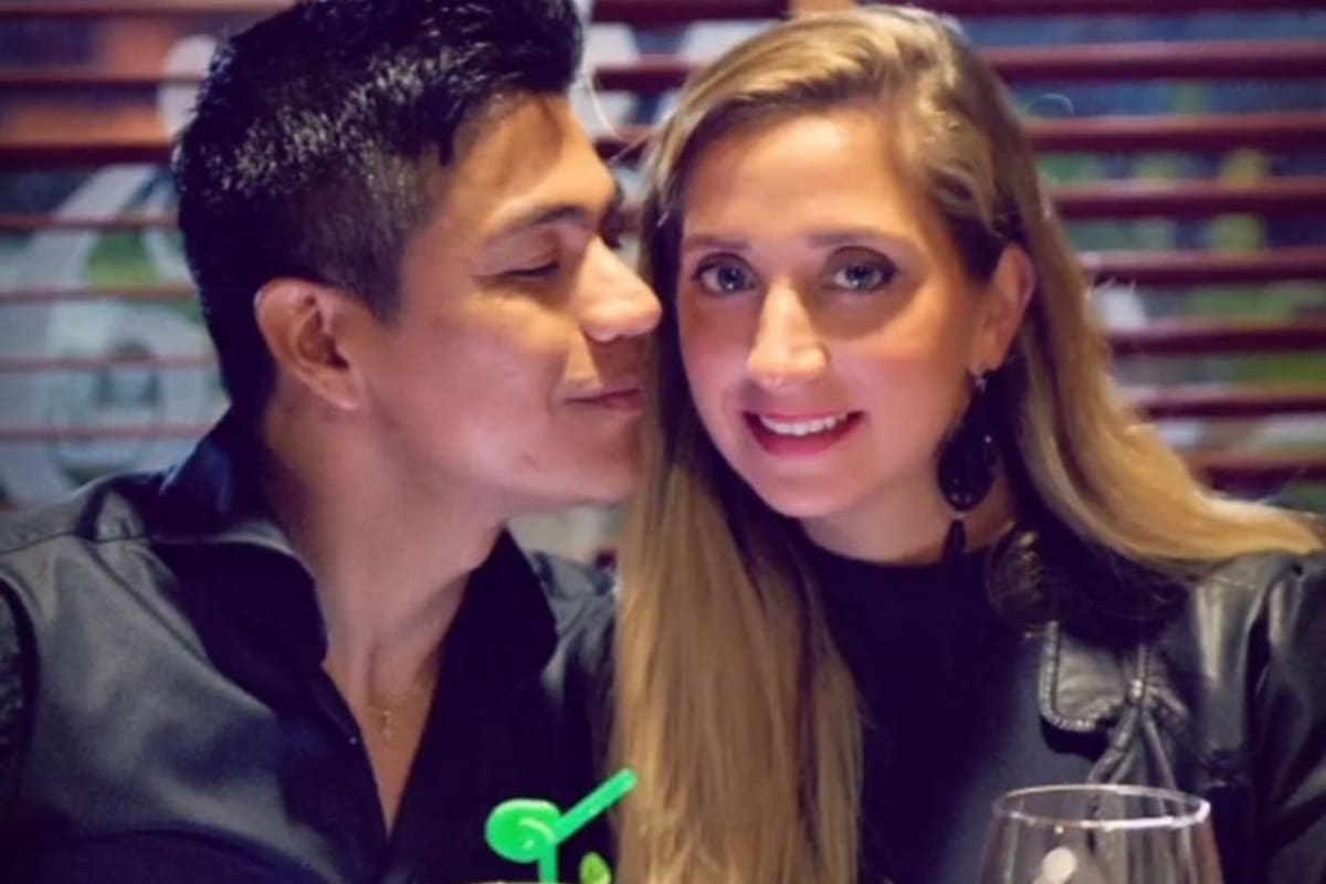 La decoradora de interiores lleva más de 20 años con el cantante de cumbia.