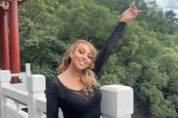 Mariah Carey deslumbra en la Gran Muralla China con sus gemelos: “¡Nadie me advirtió sobre los tacones!”