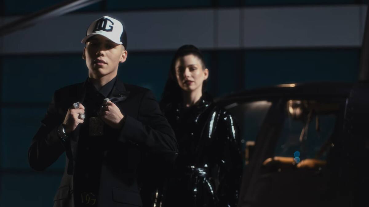 Jere Klein se la juega con Claudia y Mariana di Girolamo y Pancho Melo en su videoclip de “CHIKA MALA”