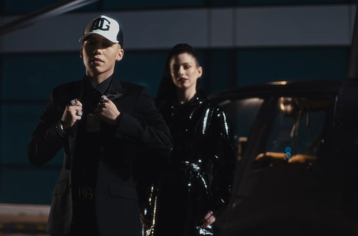 Jere Klein se la juega con Claudia y Mariana di Girolamo y Pancho Melo en su videoclip de “CHIKA MALA”