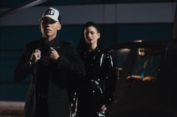 Jere Klein se la juega con Claudia y Mariana di Girolamo y Pancho Melo en su videoclip de “CHIKA MALA”