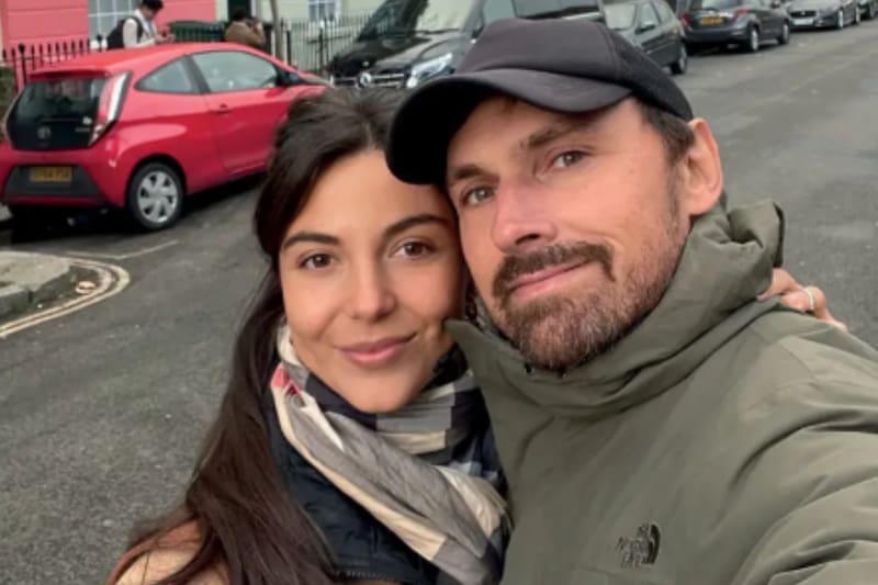 La coach de salud integrativa junto a su pareja.