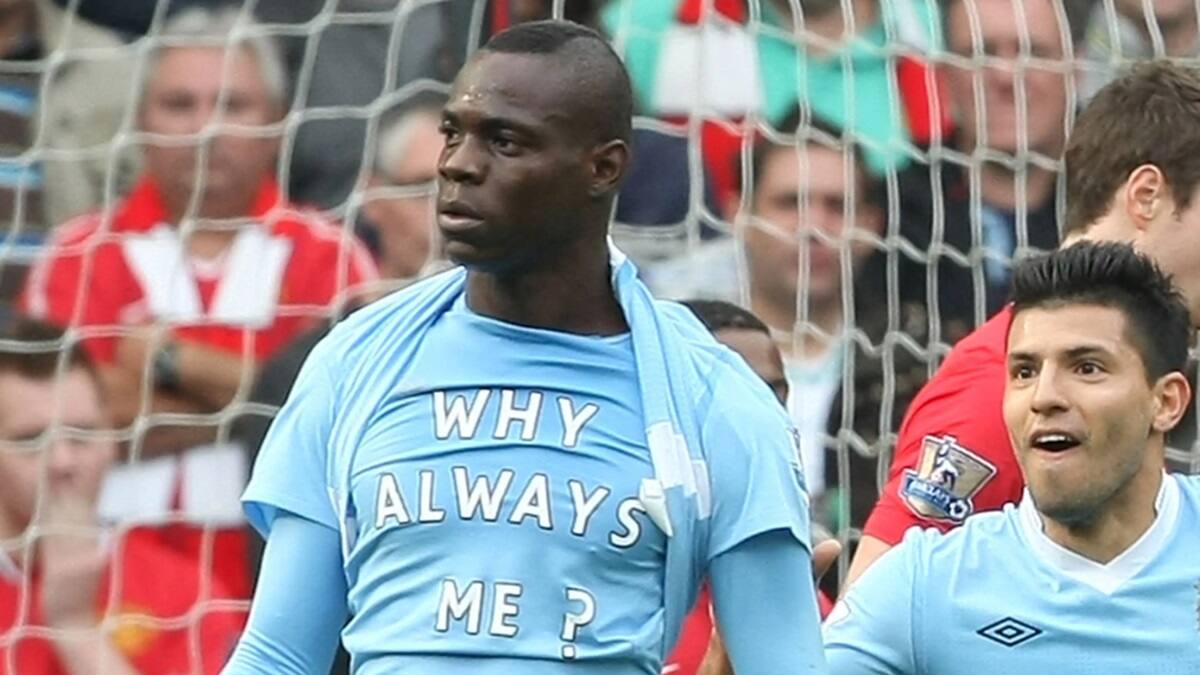 Quién más que tú: Mario Balotelli se hace viral por tirar un petardo dentro del camarín