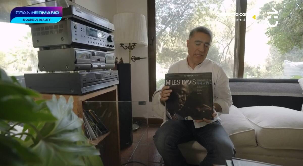 El político de RN junto a su disco favorito; "Kind of Blue" de Miles Davis