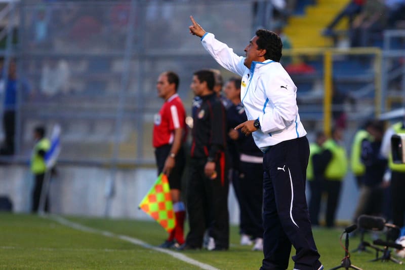 El exfutbolista en su etapa de entrenador de la UC. Foto: Agencia Aton.