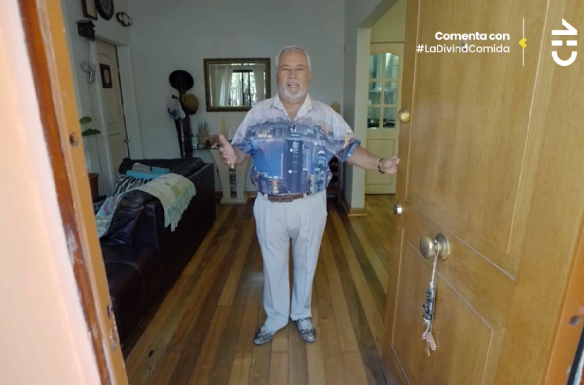 Con un rincón de energía pura y fe: Así es la casa de Mario Mezza, el peluquero de Chile