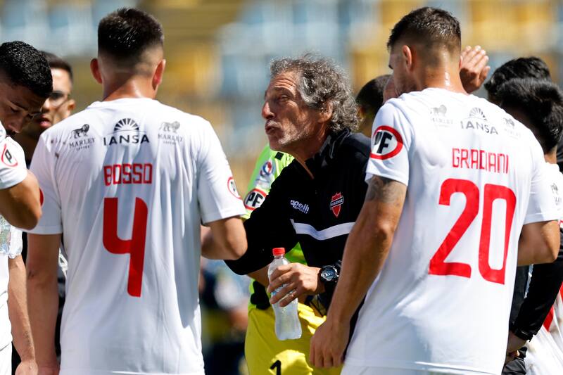 El DT está feliz en Ñublense. Foto: Andres Pina/Photosport