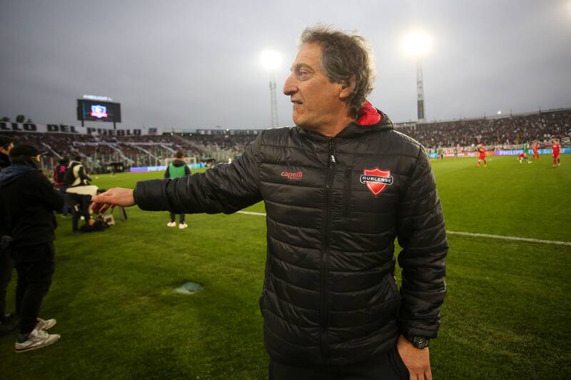 Mario Salas cayó derrota 2-1 frente a Colo Colo en el Estadio Monumental. Foto: Agencia Aton