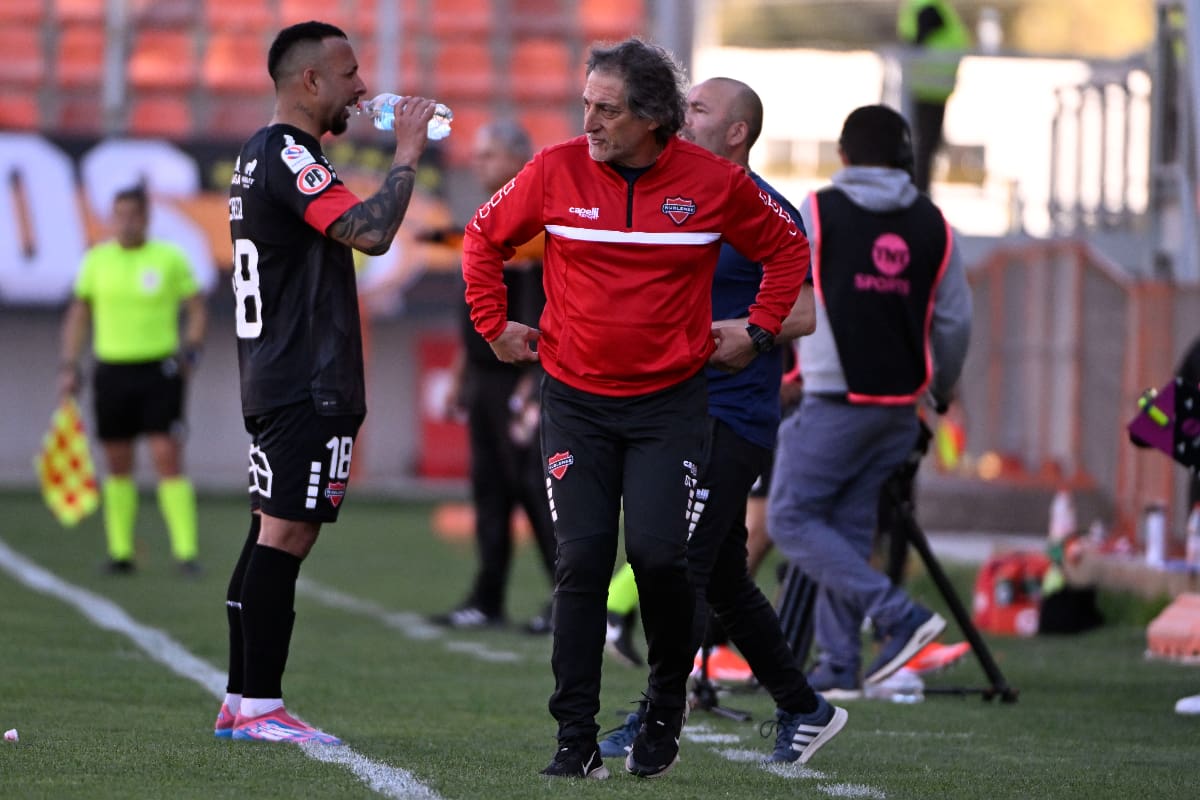 Mario Salas denunció haber recibido un botellazo en el partido entre Ñublense y Cobreloa en Calama. (Foto: Aton)