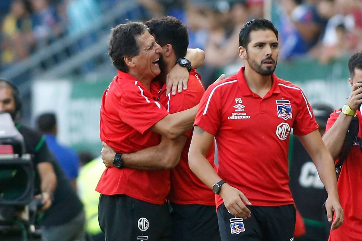 El ex ayudante del Comandante (caminando de frente) confía en Salas por el mal momento que vive Temuco. Foto: Aton.