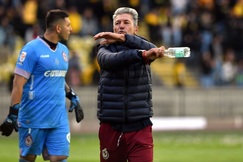 El DT acusó de "robo" al árbitro del cotejo. Foto: Agencia Aton