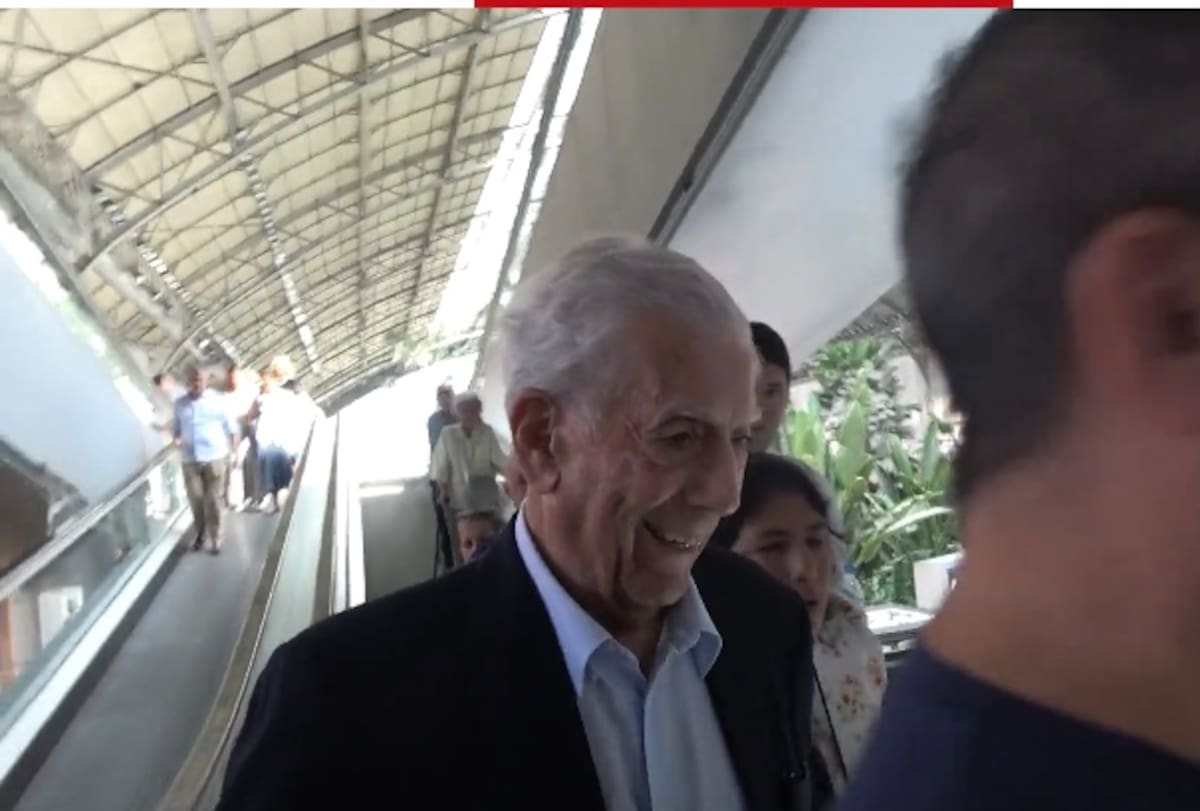 El escritor fue captado a su regreso de un viaje familiar