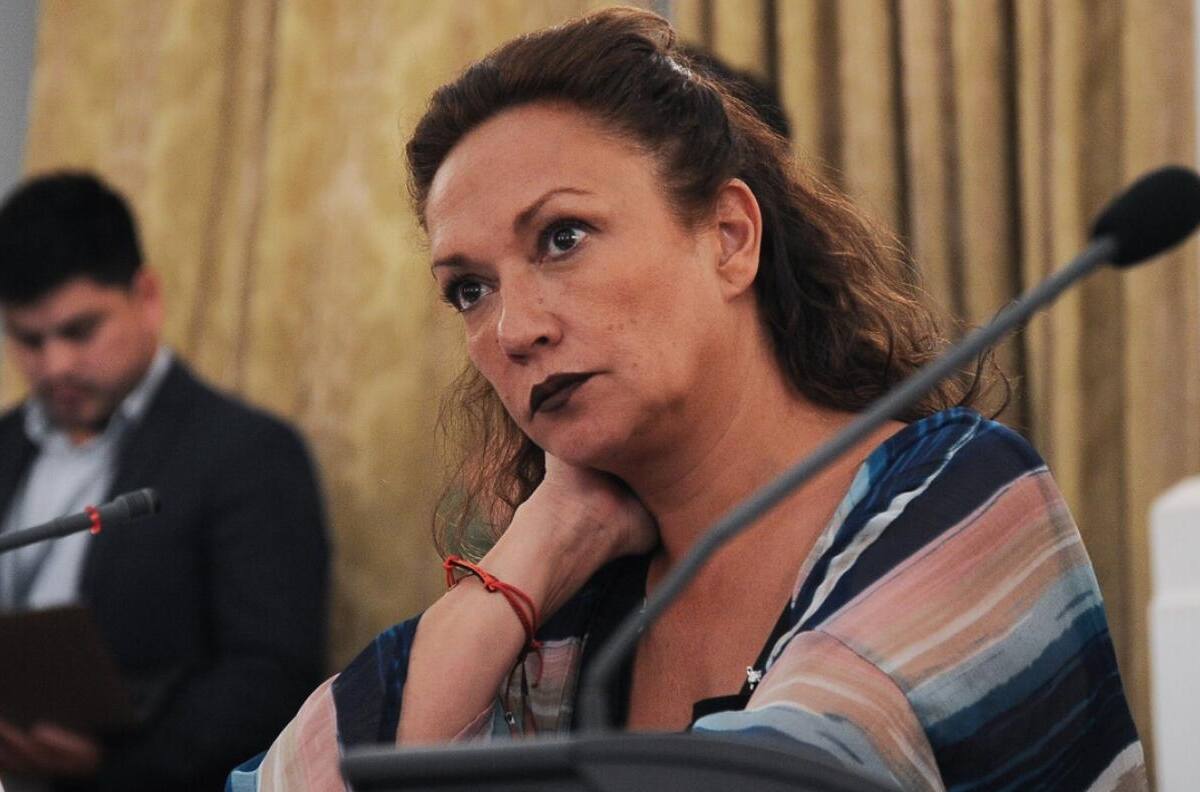 Marisela Santibáñez golpea la mesa tras críticas por polémica invitación a vocero de la Garra Blanca