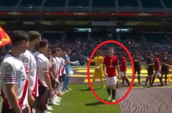 VIDEO | Calentó el partido: capitán de Urawa Red dejó a todo River con la mano estirada