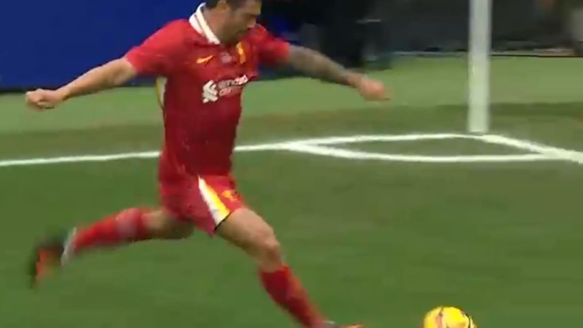 De vuelta al 2006: la notable asistencia de Mark González a Peter Crouch en el duelo de leyendas del Liverpool