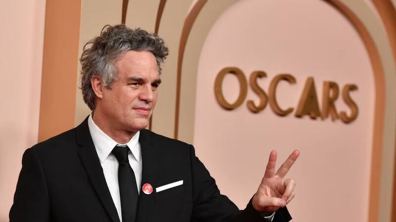 usó un pin rojo en la Ceremonia de los Premios Oscar 2024.