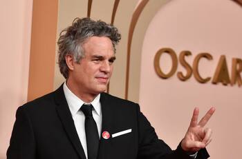 Qué significa el pin rojo que usaron los actores en los Premios Oscar 2024