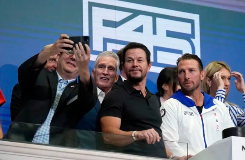 Mark Wahlberg sacándose una foto junto al golfista Greg Norman