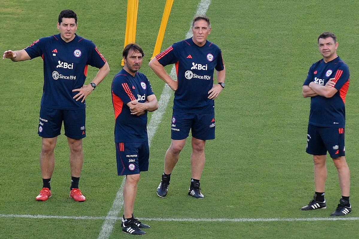 A la izquierda, el renunciado gerente de selecciones de La Roja. Foto: Photosport.