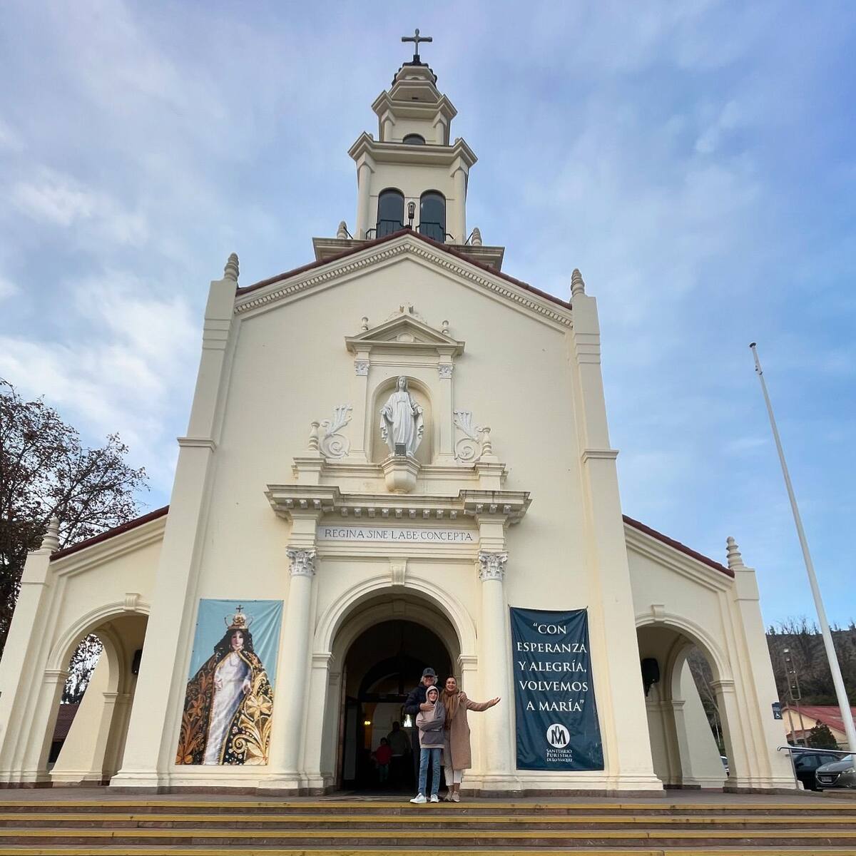 Marlen Olivari en el Santuario de lo Vásquez