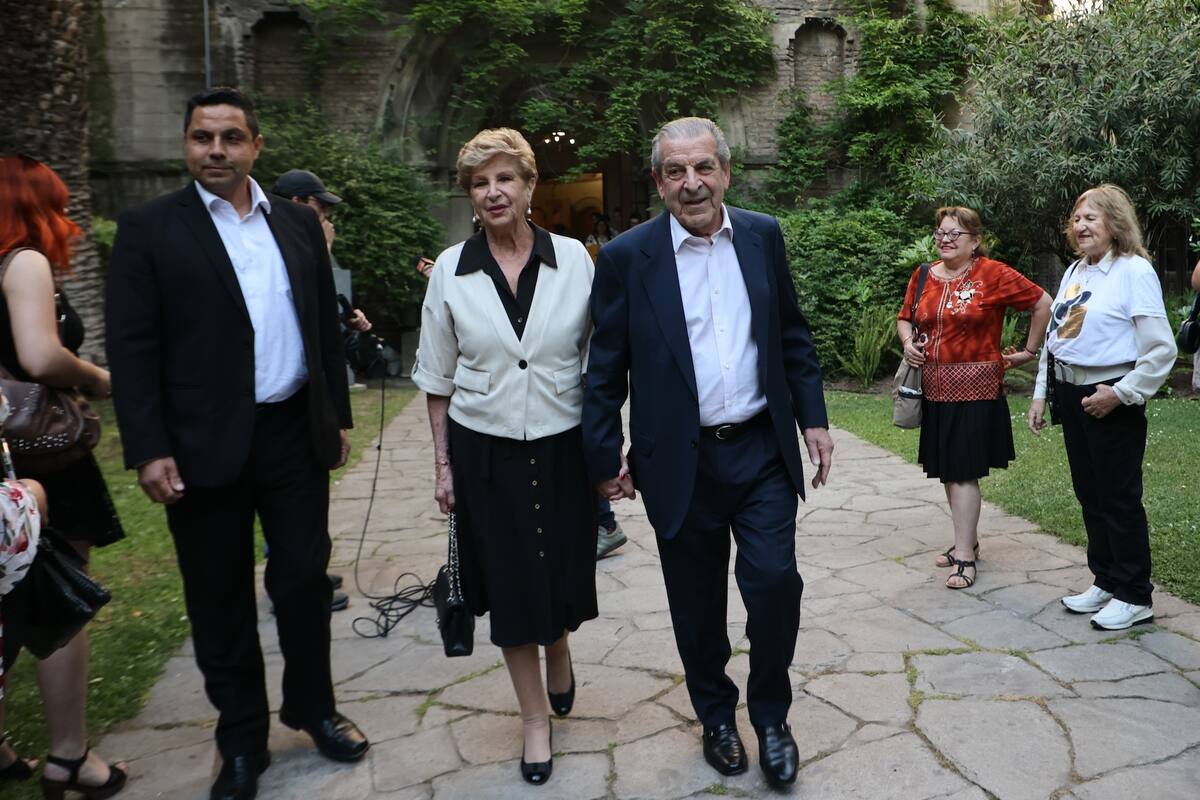 La exprimera Dama y su esposo, Eduardo Frei durante el velorio del actor Héctor Noguera en 2025.