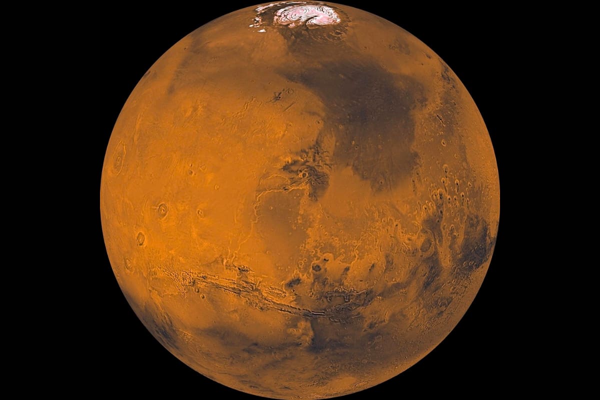 El planeta tiene una variedad de tonos cálidos debido a los componentes químicos de su estructura. Créditos: NASA.