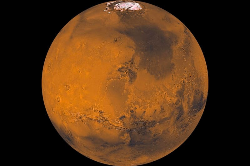 El planeta tiene una variedad de tonos cálidos debido a los componentes químicos de su estructura. Créditos: NASA.