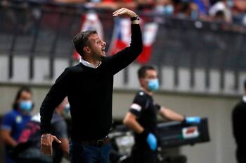 Pasó sin pena ni gloria por el fútbol chileno y ahora es uno de los 3 candidatos para asumir la banca de Ecuador