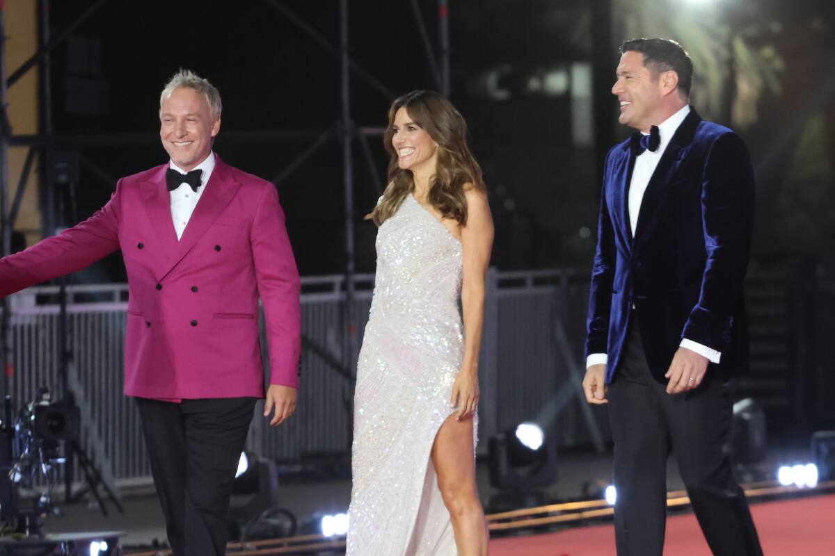 Los dos animadores que estuvieron en el Festival de Viña compartieron lugar con la periodista. Créditos: Aton Chile