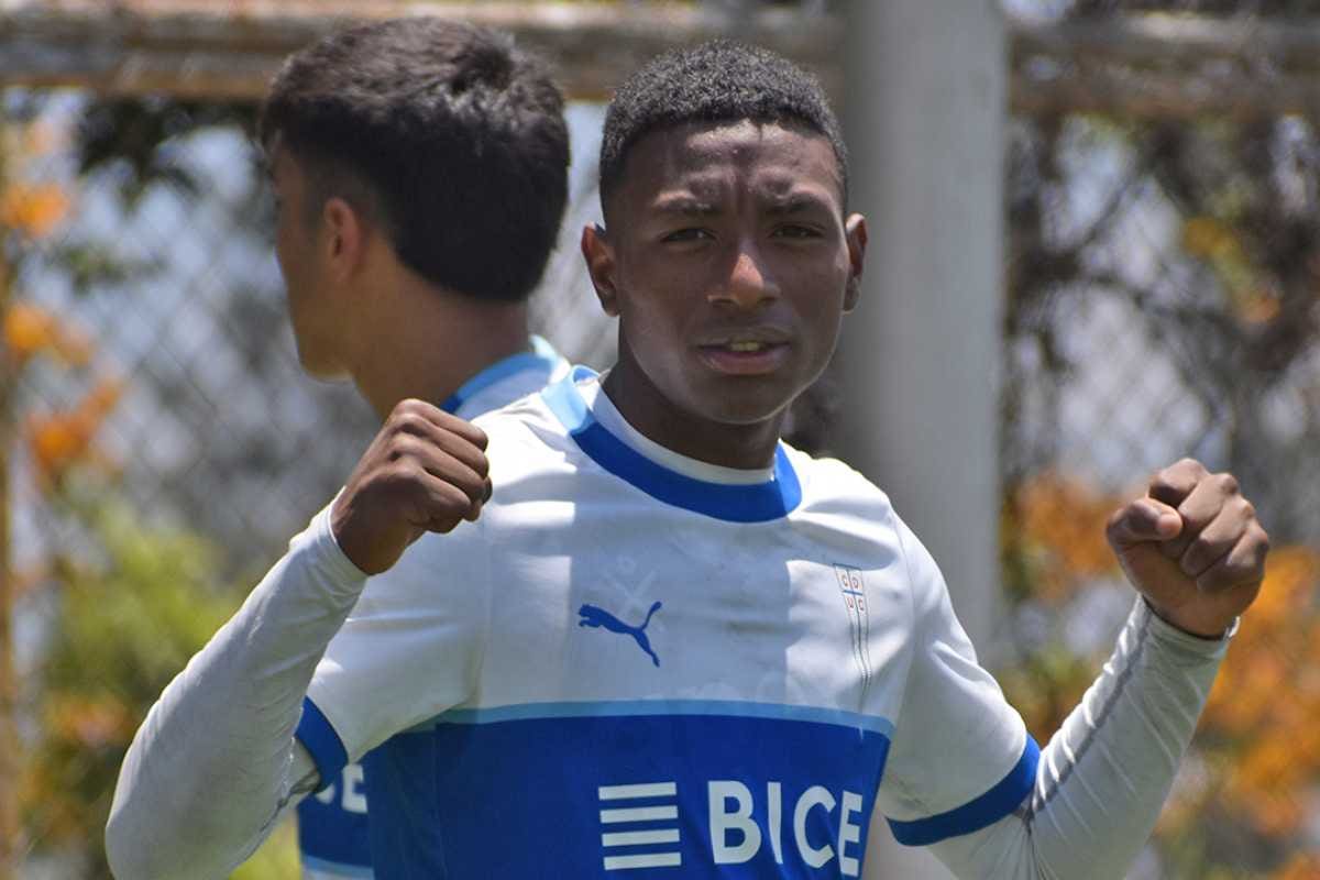 El atacante llamado a ocupar el puesto de Bello en el equipo. Foto: @EscuelafutbolUC en Instagram