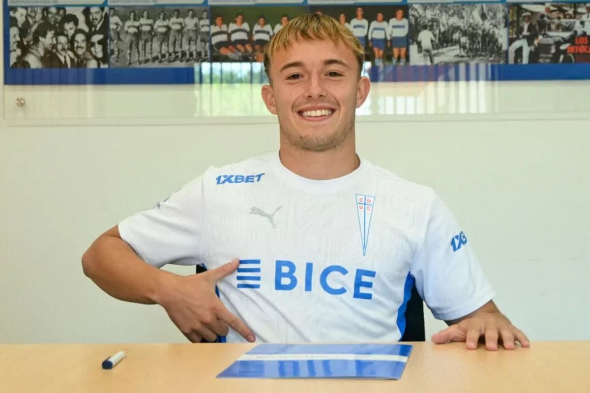 firmó su primer contrato profesional con la UC. Foto: Cruzados.
