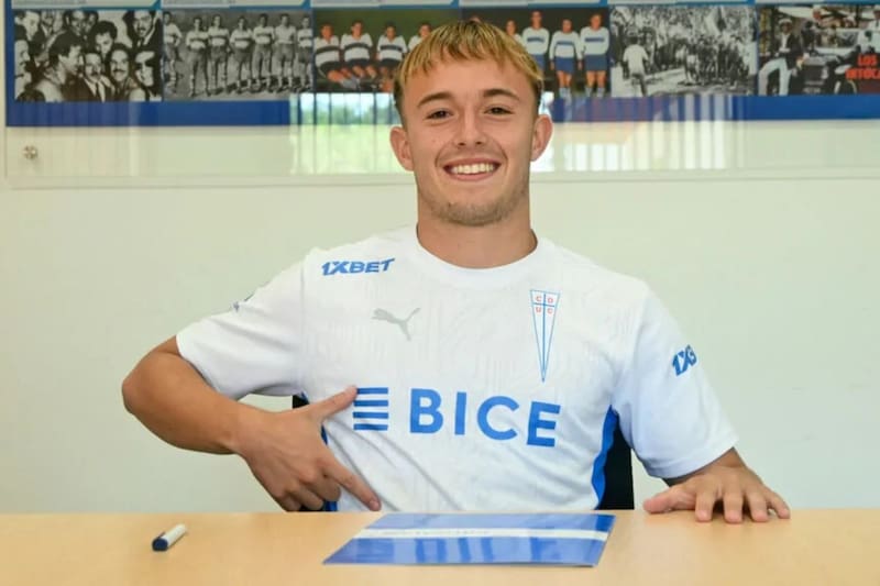 firmó su primer contrato profesional con la UC. Foto: Cruzados.