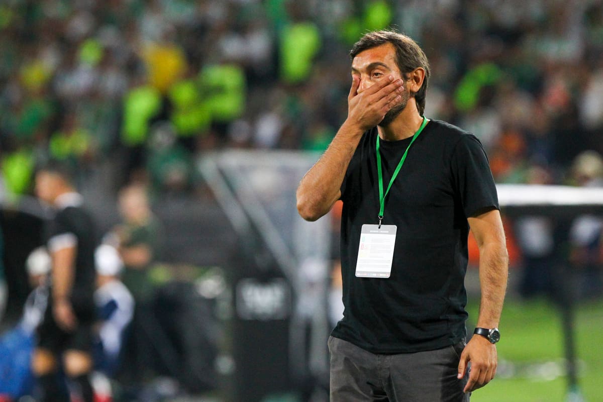 El DT interino de Nacional, y otrora jugador de Unión Española, se lamenta tras la derrota ante Atlético Nacional por Libertadores.