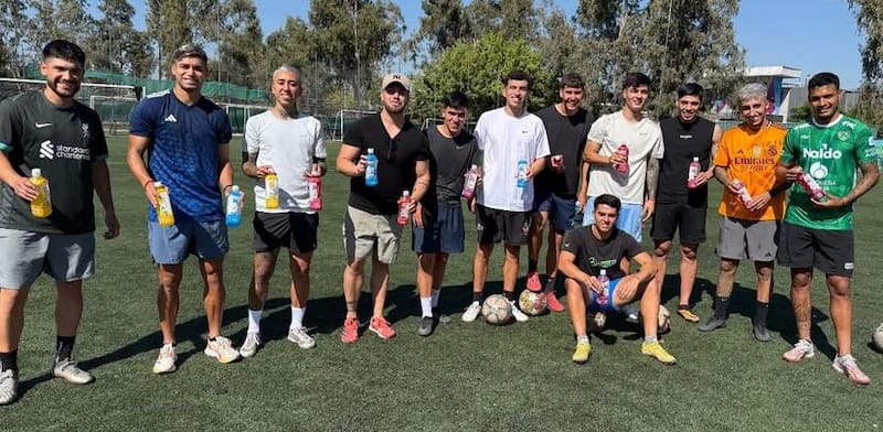 El Tín entrena con otros jugadores del fútbol chileno mientras define su futuro.
