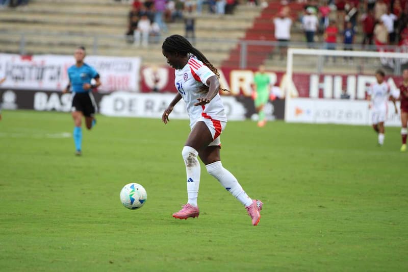 Llega en un gran momento goleador en Colo Colo. Foto: Comunicaciones FFCh