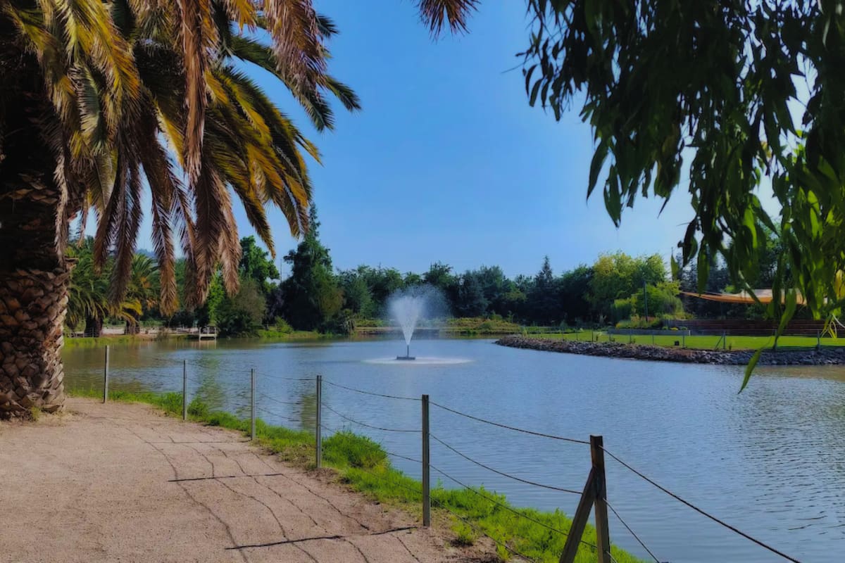 Ofrece una laguna totalmente navegable en bote. Créditos: Google Maps.