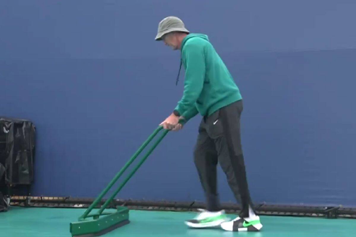 Así tratan de sacar el agua de las canchas.