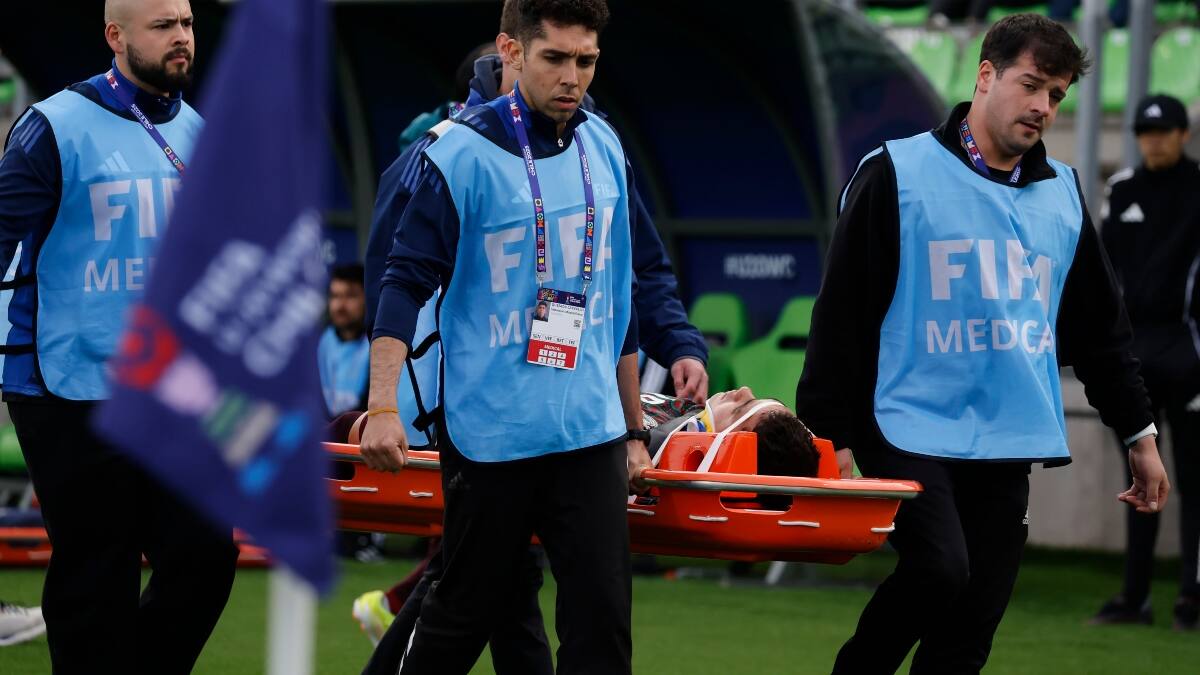 VIDEO | Jugador de México sufrió conmoción cerebral y fue retirado en camilla en el Mundial Sub 20