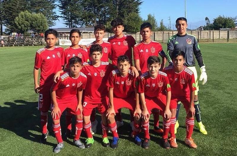 Mateo Maldonado (primero en la fila de abajo de izquierda a derecha) compartiendo con Damián Pizarro (cuarto en la fila de arriba de izquierda a derecha).