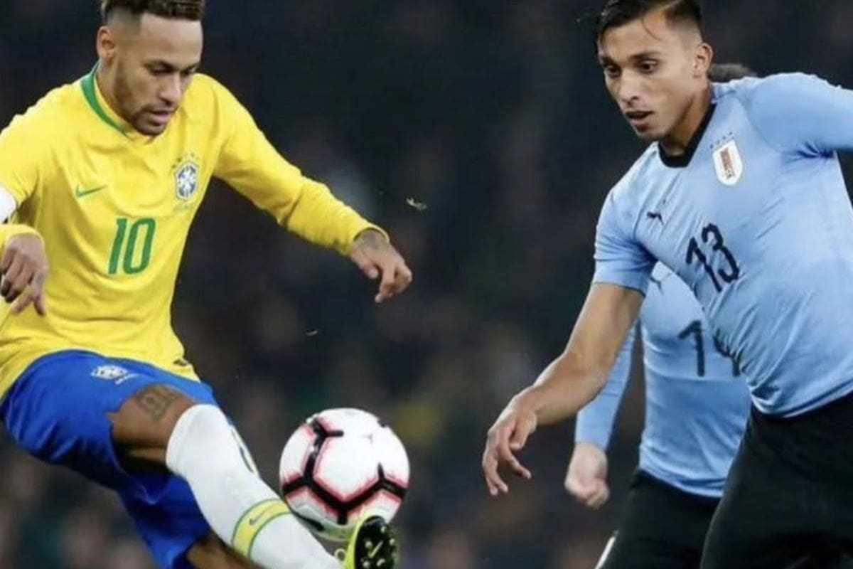 El hoy defensor de Deportes Antofagasta jugando por Uruguay contra Brasil y marcando a Neymar Jr.