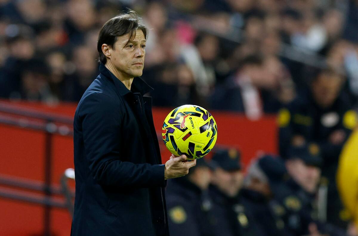 Alexis Sánchez y Gabriel Suazo se quedan sin DT en Sevilla hasta abril