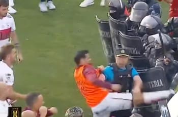 VIDEO | Batalla campal en Argentina: volante que pasó por Cobreloa le pegó a la policía y le tiraron gas pimienta