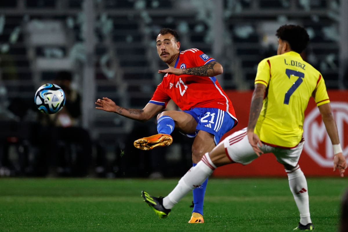 jugando por La Roja ante Colombia en las Eliminatorias (Foto: Aton)
